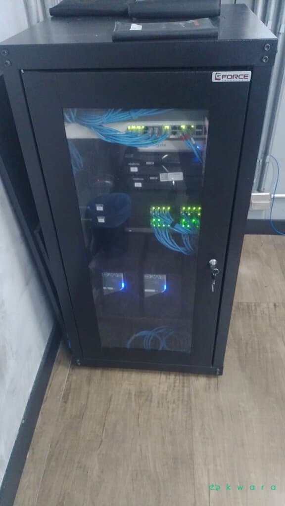 Sistema de Vigilância - Acompanha Armário, Gravador, HDs e aprox. 18 Câmeras - Não inclui equip. de rede de computador - foto 1