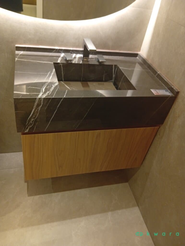 Pedra com cuba esculpida, 2 acabamentos para misturadores e gabinete com 2 portas (não inclui torneira) - foto 1