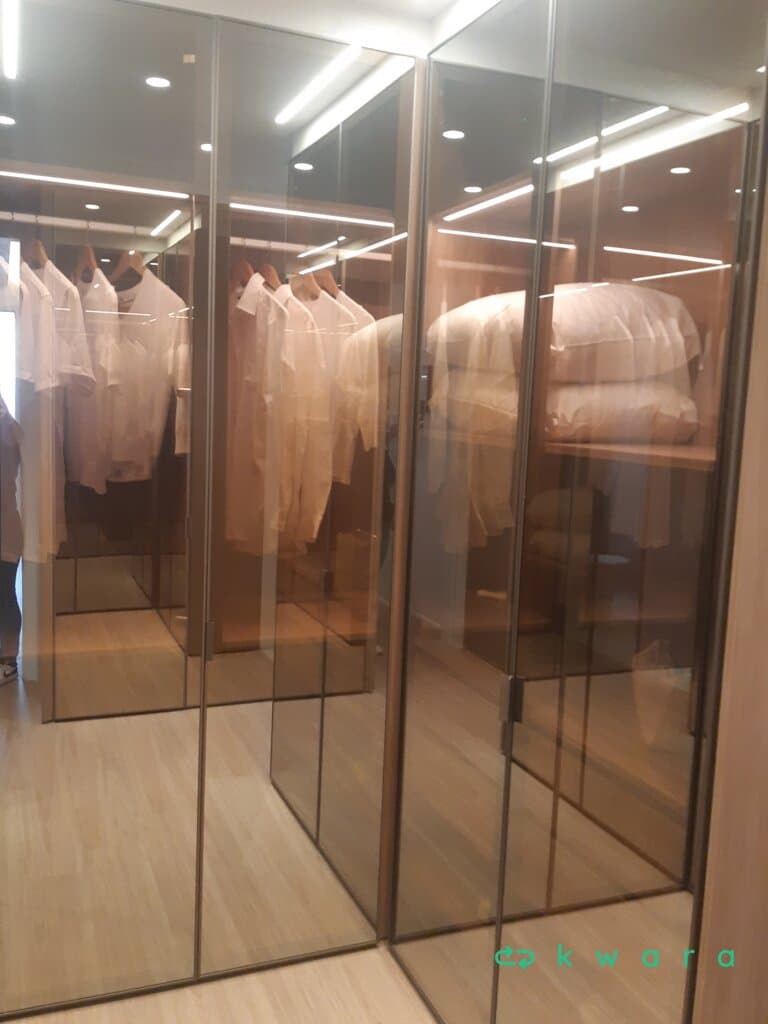 Armário em U com 6 Portas Espelhadas - foto 1