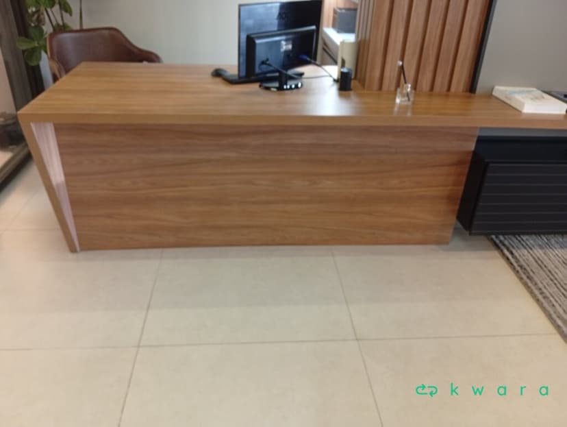 Mesa de trabalho com estante lateral e gaveteiro (Não inclui acabamento de madeira e itens) - foto 1