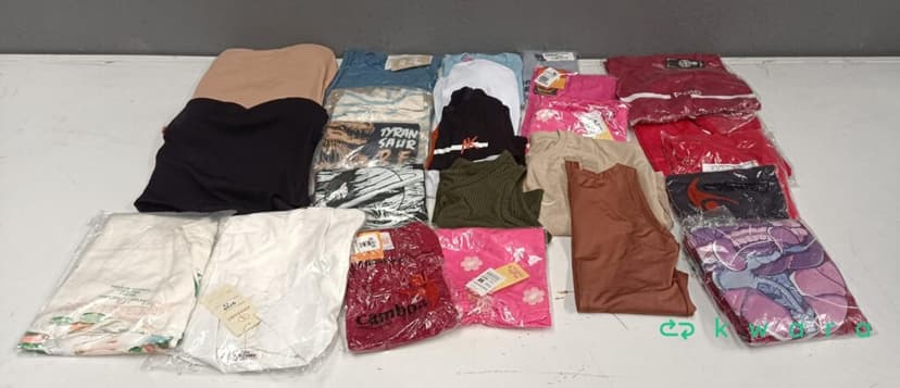 Aprox 170 Peças de Roupas - Calca jeans, camisetas femininas e masculinas, bobojaco, calça masculina e feminina e roupas infantis. - foto 2
