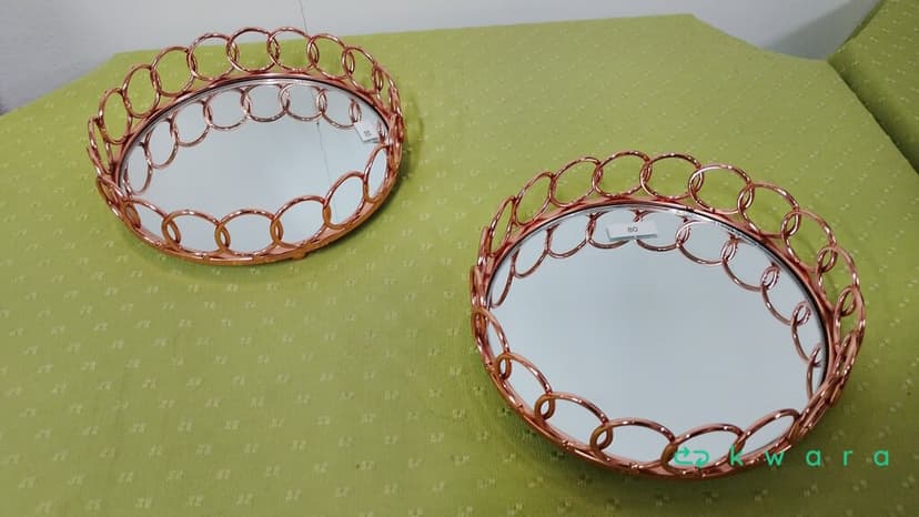 2 Bandejas Redondas Rose Gold Círculos e 1 Doceira Torre Quadrada Rosé Gold - foto 2
