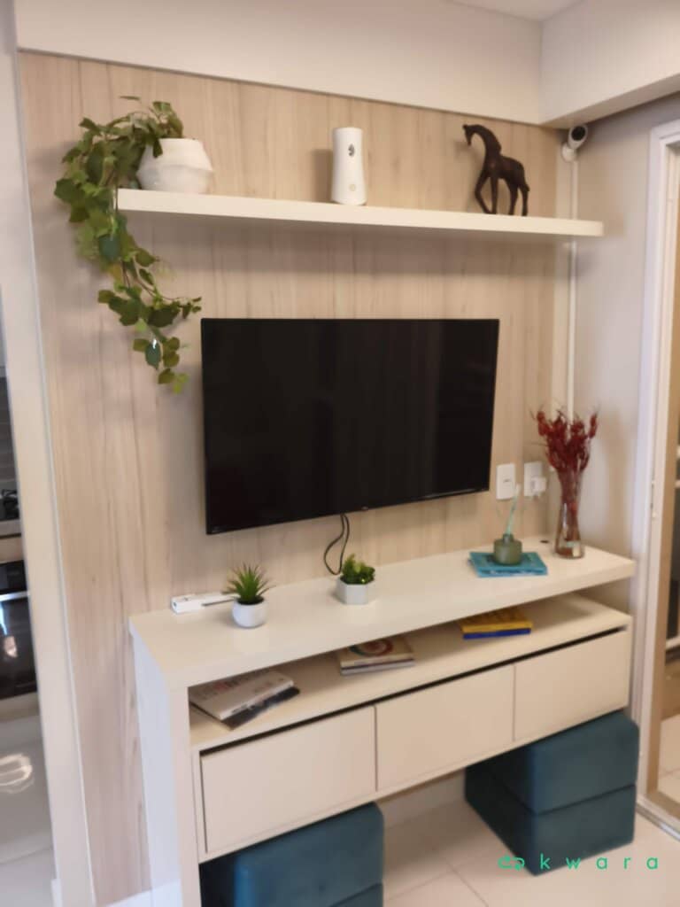 Painel e rack com 3 gavetas (não inclui itens de decoração e televisor) - foto 1