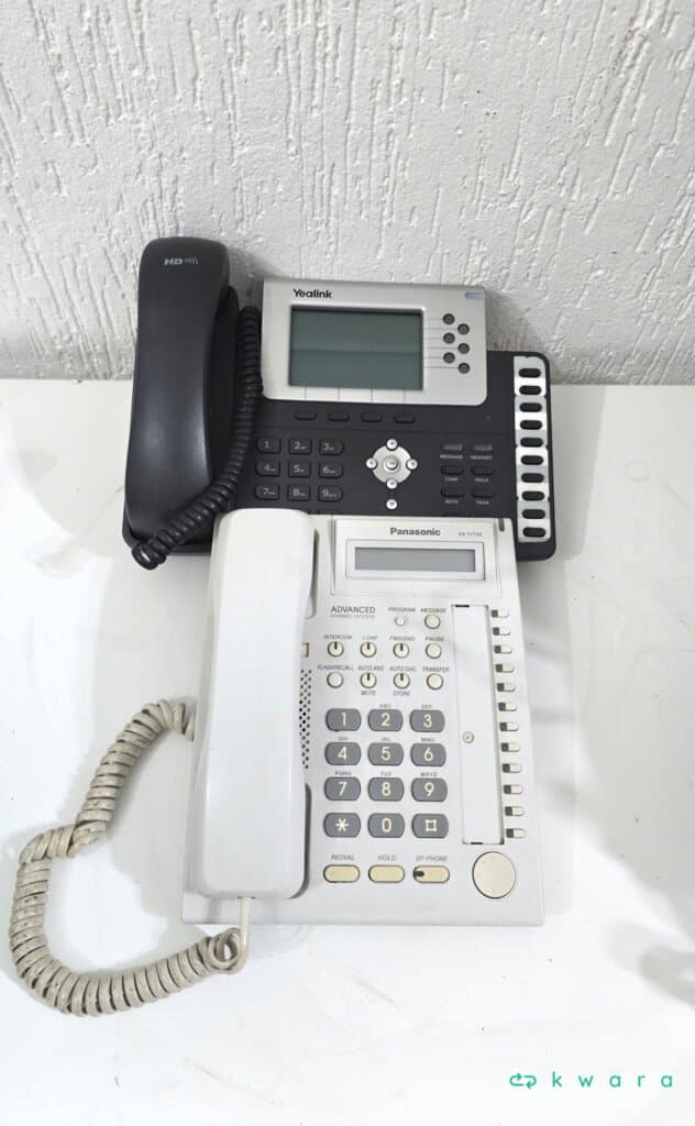 2 Telefones Panasonic kx-t7730 e Yealink sip-t28p SCO3094 - foto 1