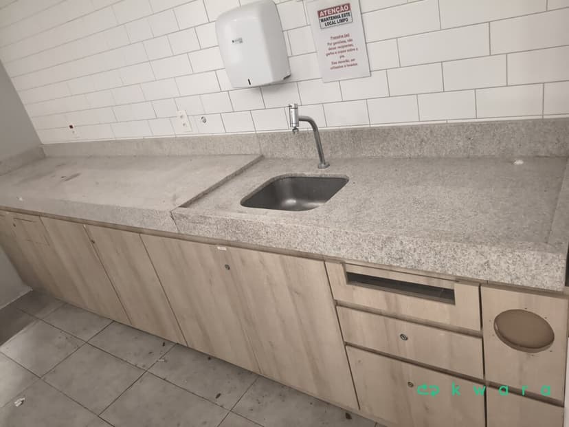 Pedra com cuba de inox, torneira, gabinete com 6 portas e 3 gavetas - foto 1