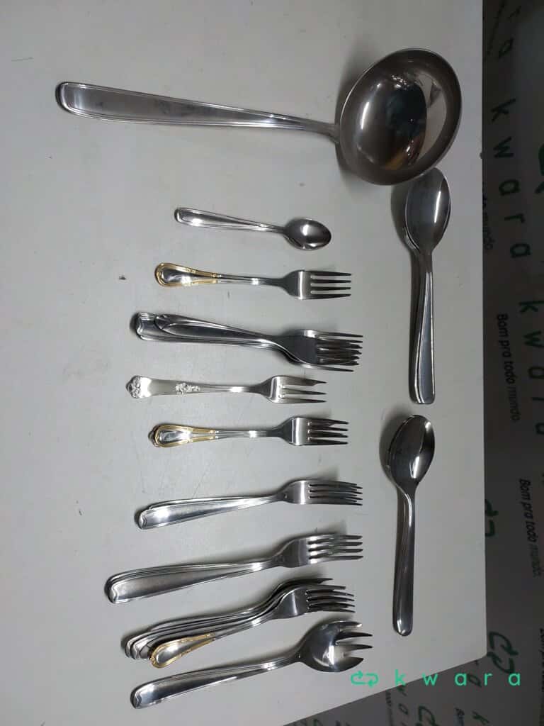 Aprox. 56 peças: Escorredor de pratos, utensílios de cozinha e talheres diversos - foto 3