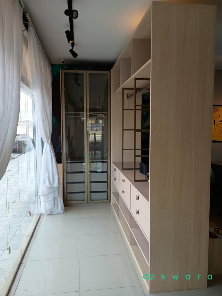 Closet Americano com Cabideiro Led, Divisória em Metalon Champagne 2 Porta de Vidro Temperado com Perfil de Alumínio Champagne e Acabamento na Cor Nômade - foto 1