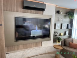 Painel para televisor até 75 pol., prateleiras laterais e revestimento em pedra (não inclui TV e decoração) - foto 1