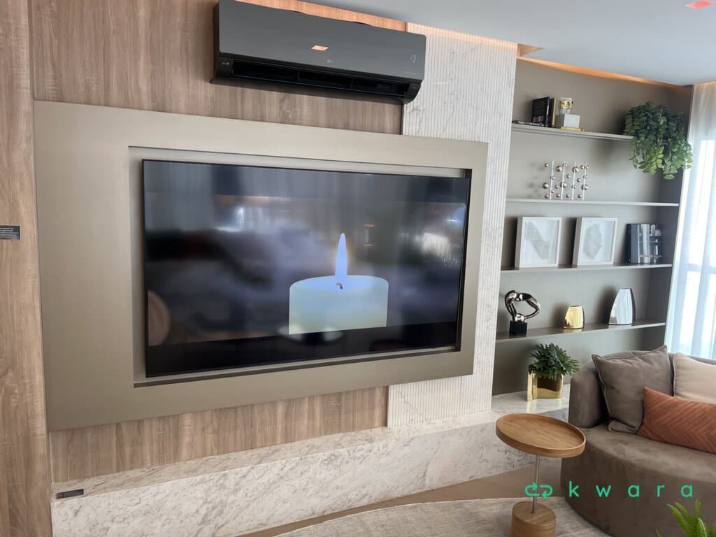 Painel para televisor até 75 pol., prateleiras laterais e revestimento em pedra (não inclui TV e decoração) - foto 1