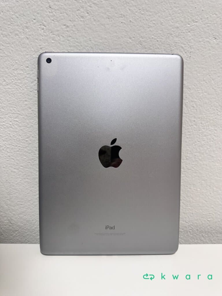 iPad Apple 32Gb 6ª geração com capa protetora de silicone - foto 3