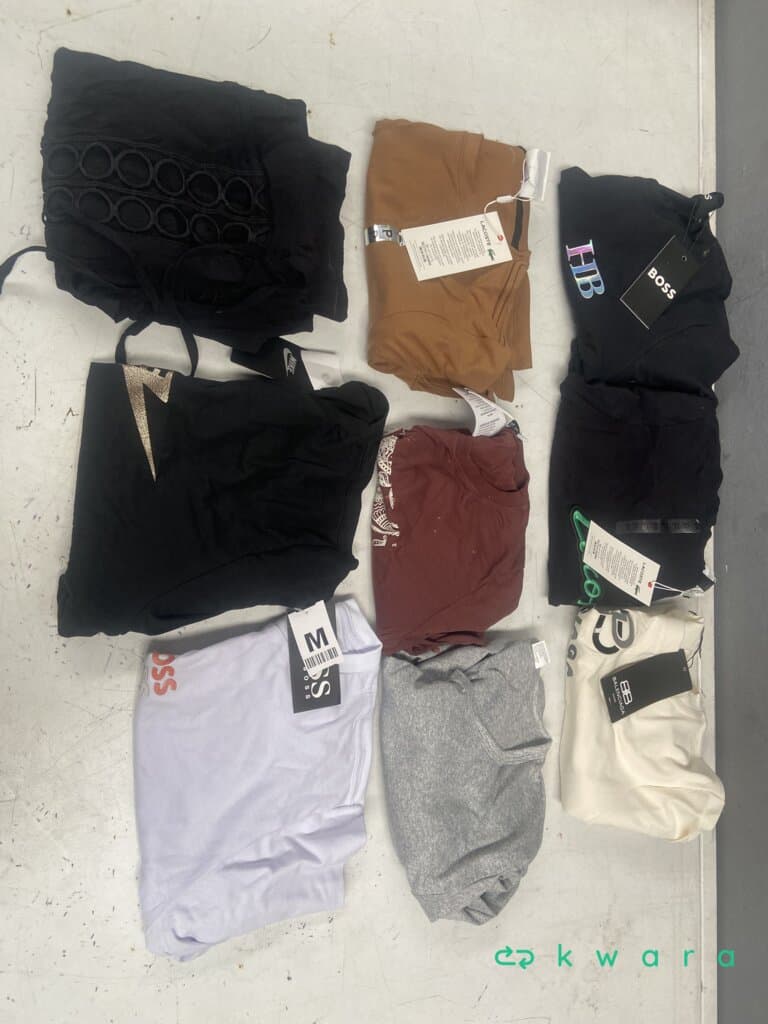Aprox. 300 Itens - Livros, calças jeans, blusas de frio, salto alto com brilho, tênis, camisetas unissex, roupas íntimas e outros itens - foto 5
