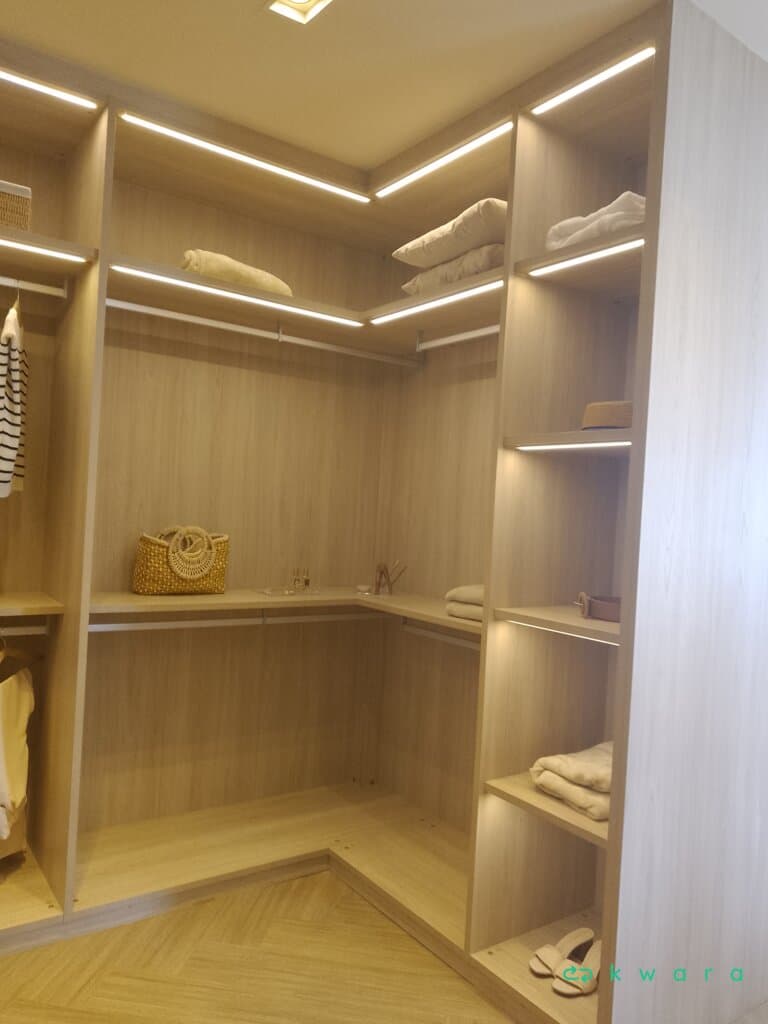 Closet com 10 nichos, 4 prateleiras, móvel em madeira e 5 prateleiras - foto 2