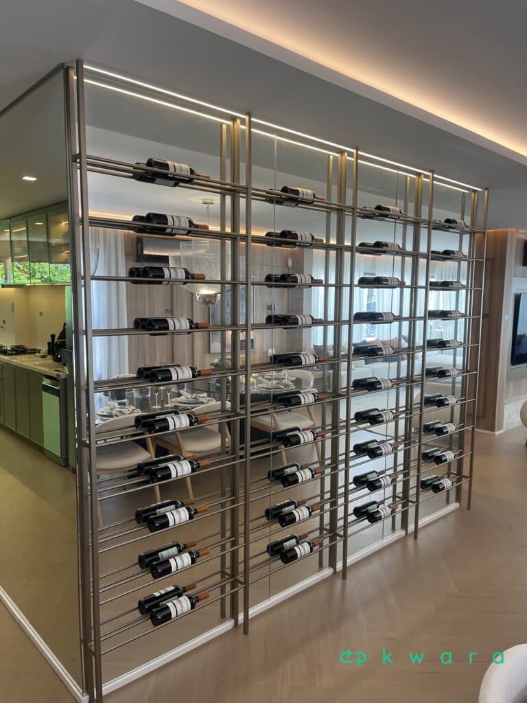 Suporte para garrafas de vinho em estrutura de ferro e aprox. 40 garrafas de vinho - foto 2