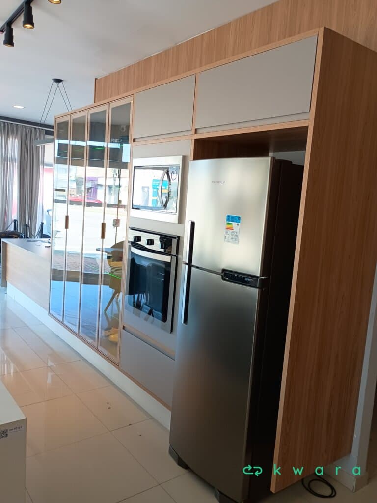 Armário com espaço para Eletros com 6 Portas sendo 4 de Vidro Temperado Incolor com Perfil de Alumínio Rose e Prateleiras com Iluminação em Led de Vidro - foto 1