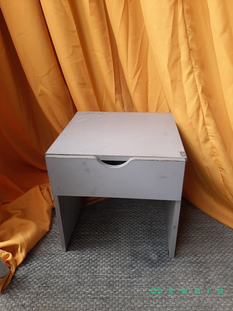 Mesa de cabeceira com gaveta - foto 1