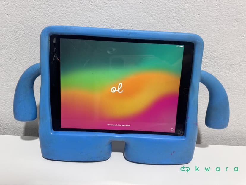 iPad Apple 32Gb 6ª geração com capa protetora de silicone - foto 1