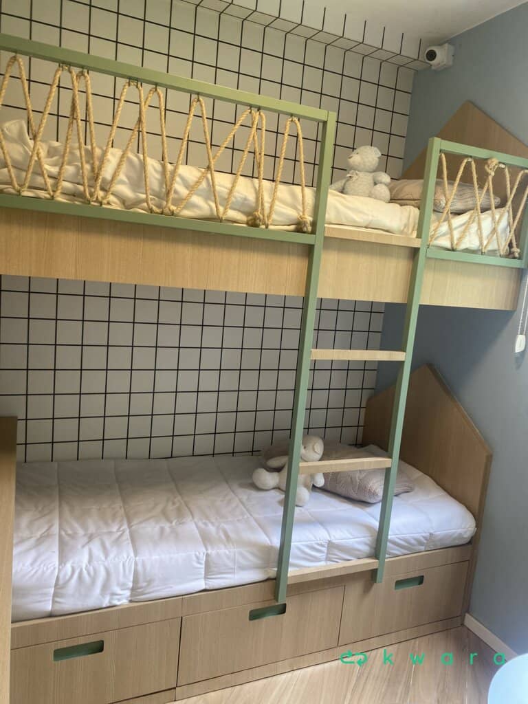Beliche de madeira com 3 gavetas embutidos, escada, escrivaninha com 3 gavetas laterais e painel (não inclui colchão, utensílios, jogo de cama e TV) - foto 1
