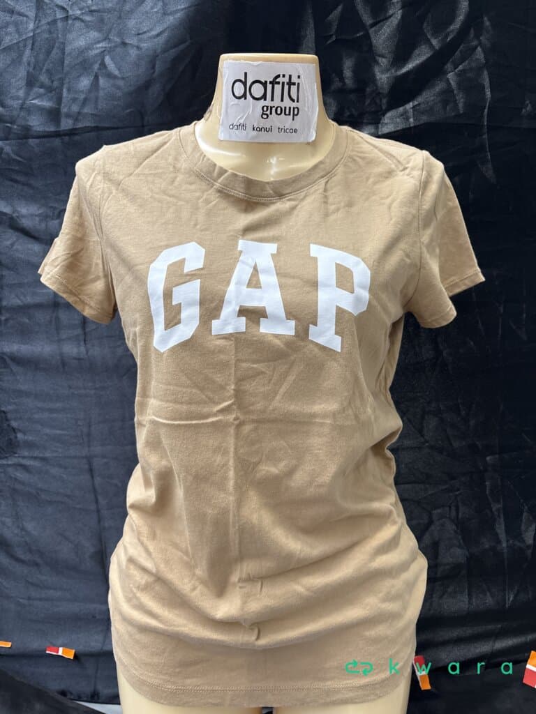 Aprox. 126 Roupas diversas (GAP, Colcci e outros) - AVA VEN VES 067 - foto 4