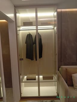 Armário com 2 portas (não inclui roupas e decoração) - foto 1
