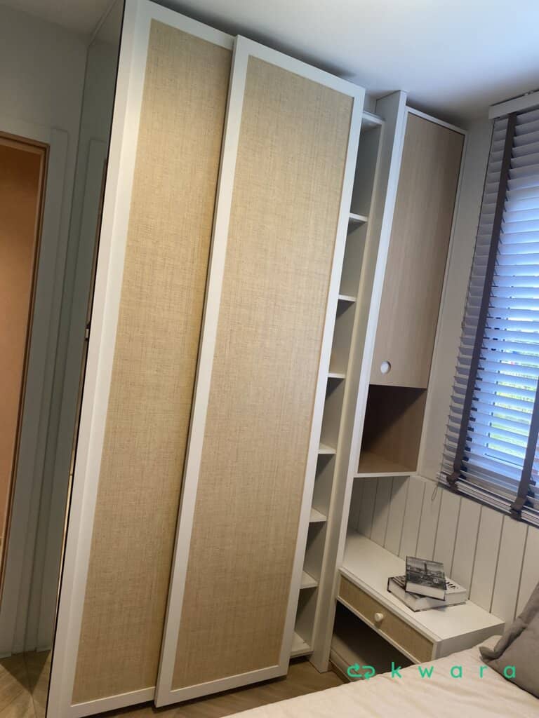 Guarda roupa com 3 portas sendo 2 de correr nicho, cabeceira e 2 mesas de cabeceira com gaveta (não inclui itens) - foto 1