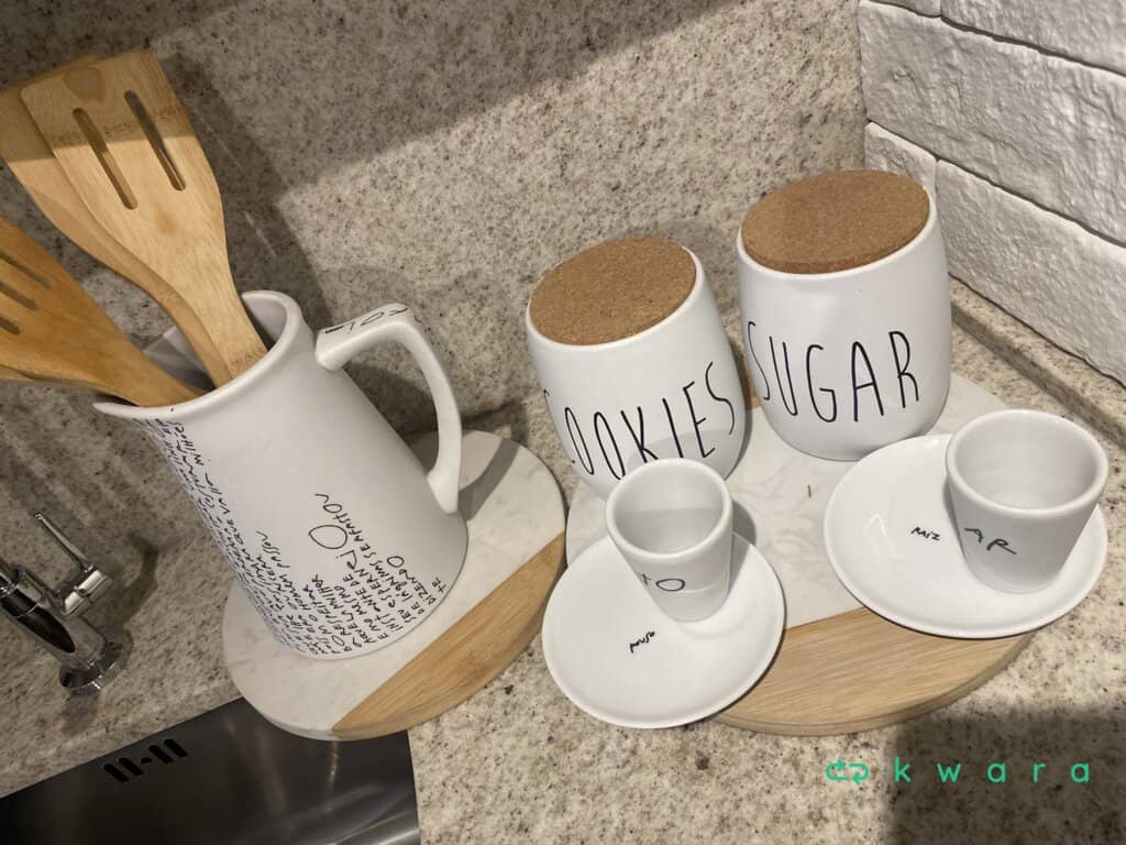 Jarra, 2 potes, 2 xícaras, utensílios para cozinha e 2 tábuas - foto 1