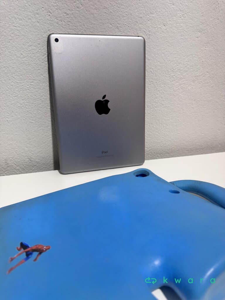 iPad Apple 32Gb 6ª geração com capa protetora de silicone - foto 4