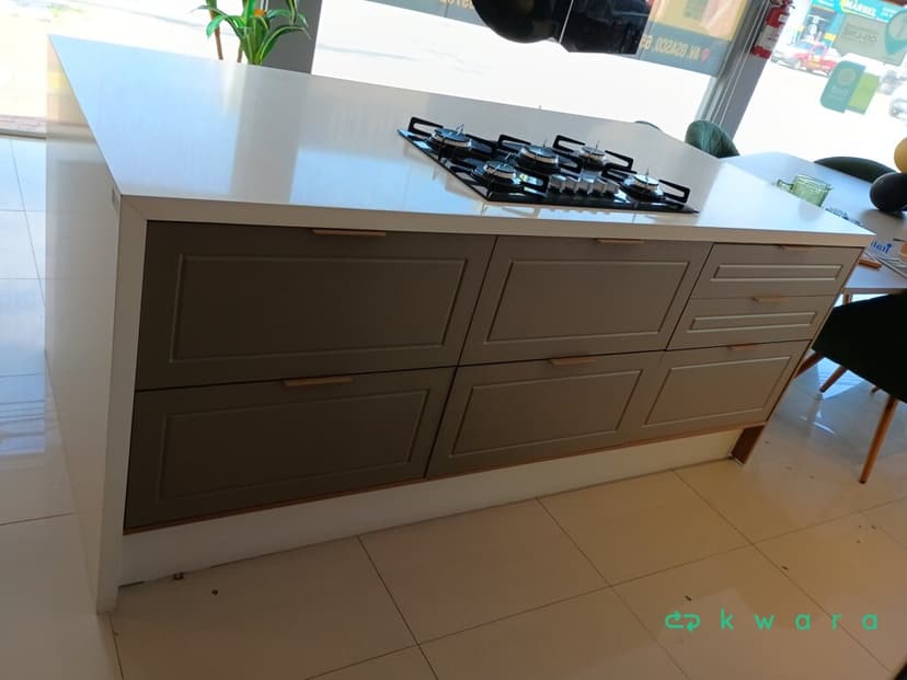 Ilha com Espaço para Cooktop com 7 Gavetas Provençal Usinada em MDF Cor: Nimbo em Cinza (Não Inclui Cooktop) e Mesa Orgânica Cor: Nimbo Pé Metalom Rose - foto 1