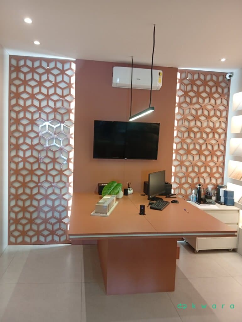 Mesa de trabalho com painel (não inclui TV e itens) - foto 1