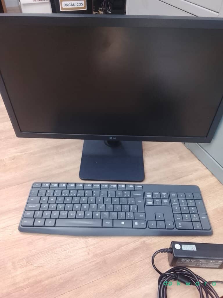 Monitor LG modelo 22mp410 19v 1.3a 22 Pol. e teclado Logitech - foto 1