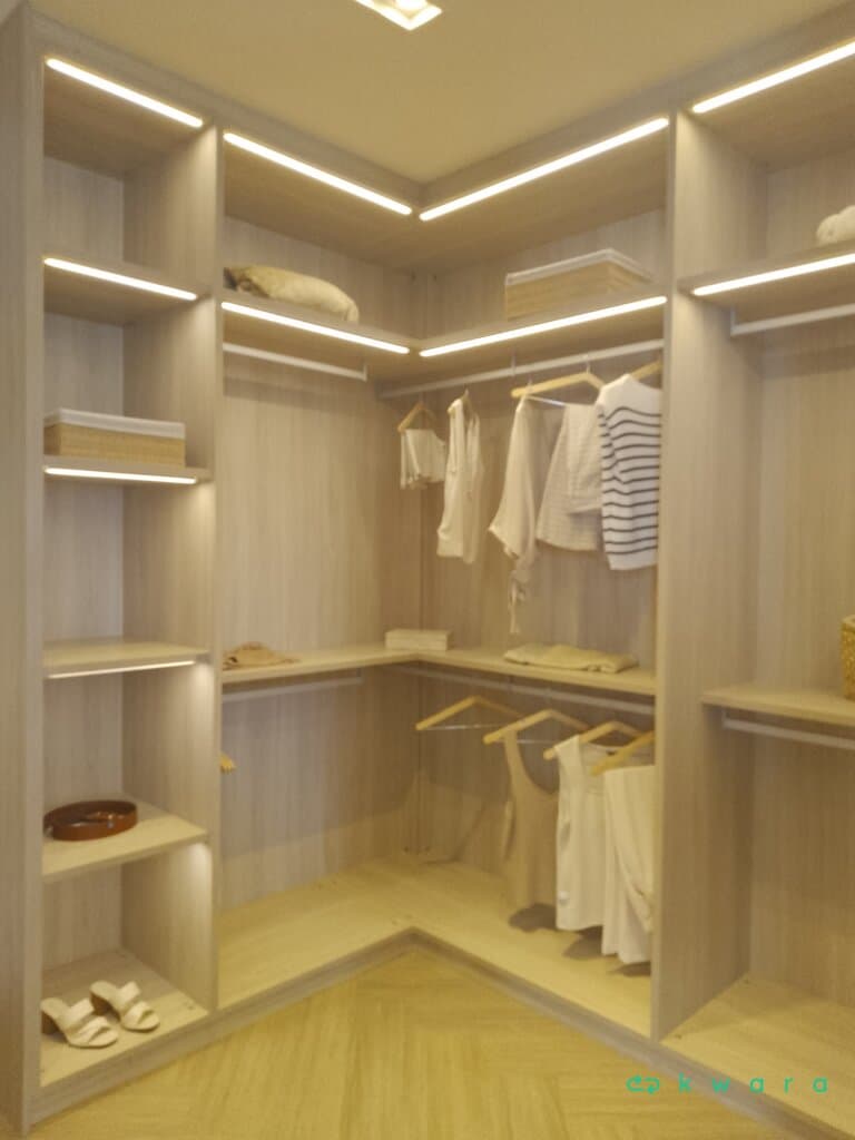 Closet com 10 nichos, 4 prateleiras, móvel em madeira e 5 prateleiras - foto 3