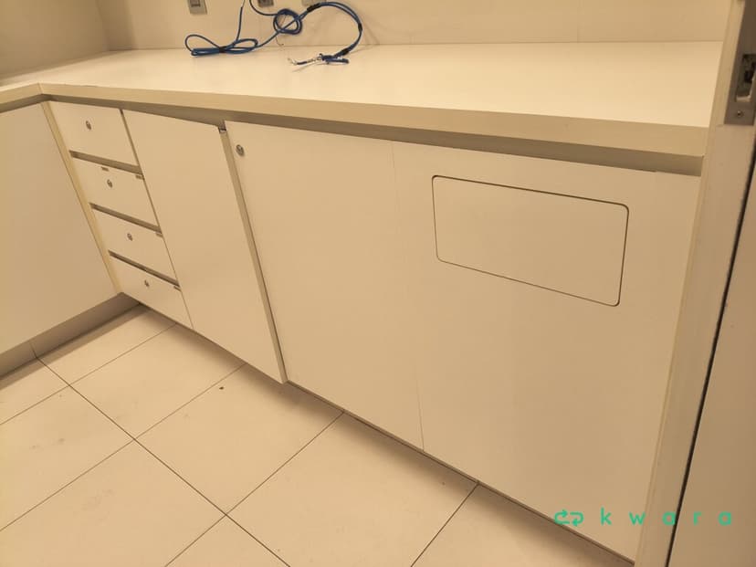 Armário Em L Com 5 Portas E 4 Gavetas - foto 1