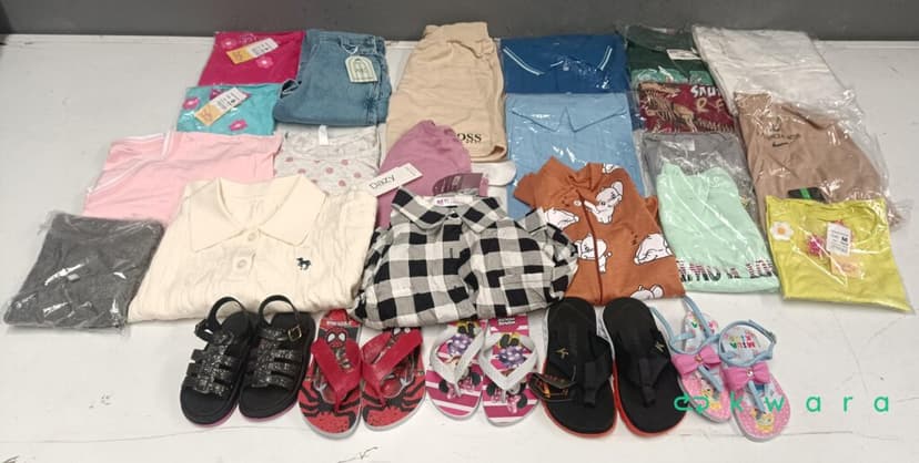 Aprox 210 Itens - Chinelos infantis, calças jeans masculina e feminia, cuecas infantis, carteira, cintos, cabides - foto 1