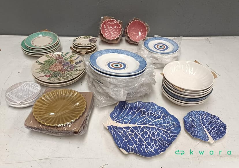 Aprox. 200 Itens - Pratos, cadeiras diversos, garrafa para café e outros - foto 1