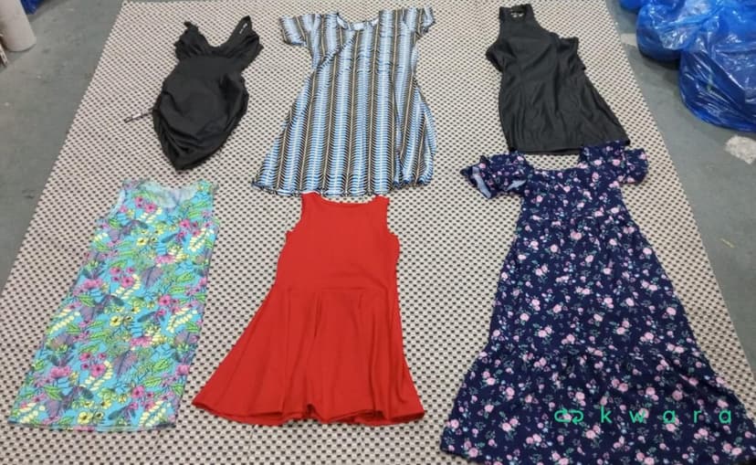 Aprox. 12 Vestidos diversos - Saldo A - KO3300 - foto 1
