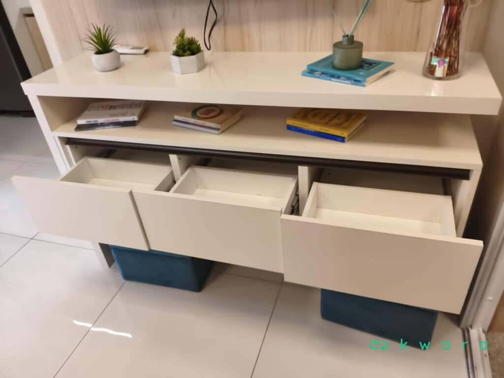 Painel e rack com 3 gavetas (não inclui itens de decoração e televisor) - foto 2