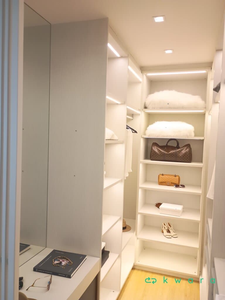 Closet com 4 gavetas, 16 prateleiras e escrivaninha - foto 2