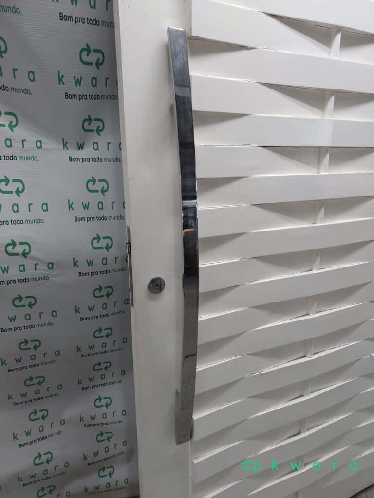 Porta com puxador em metal, batente e guarnição - foto 4