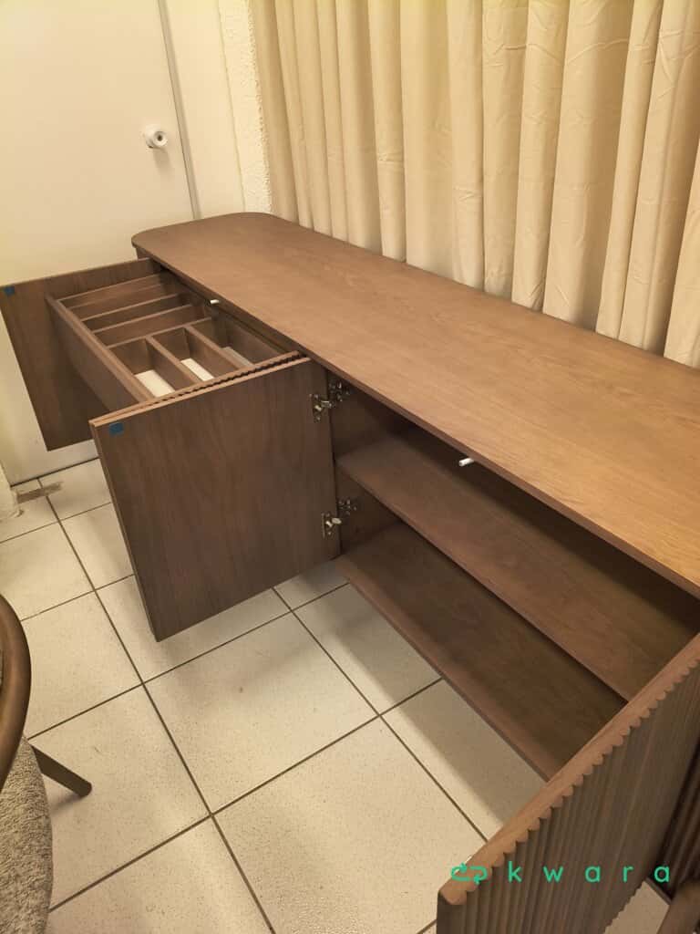 Buffet com 4 portas, gaveta interna, divisão removível e madeira Carvalho Amendoa - foto 3