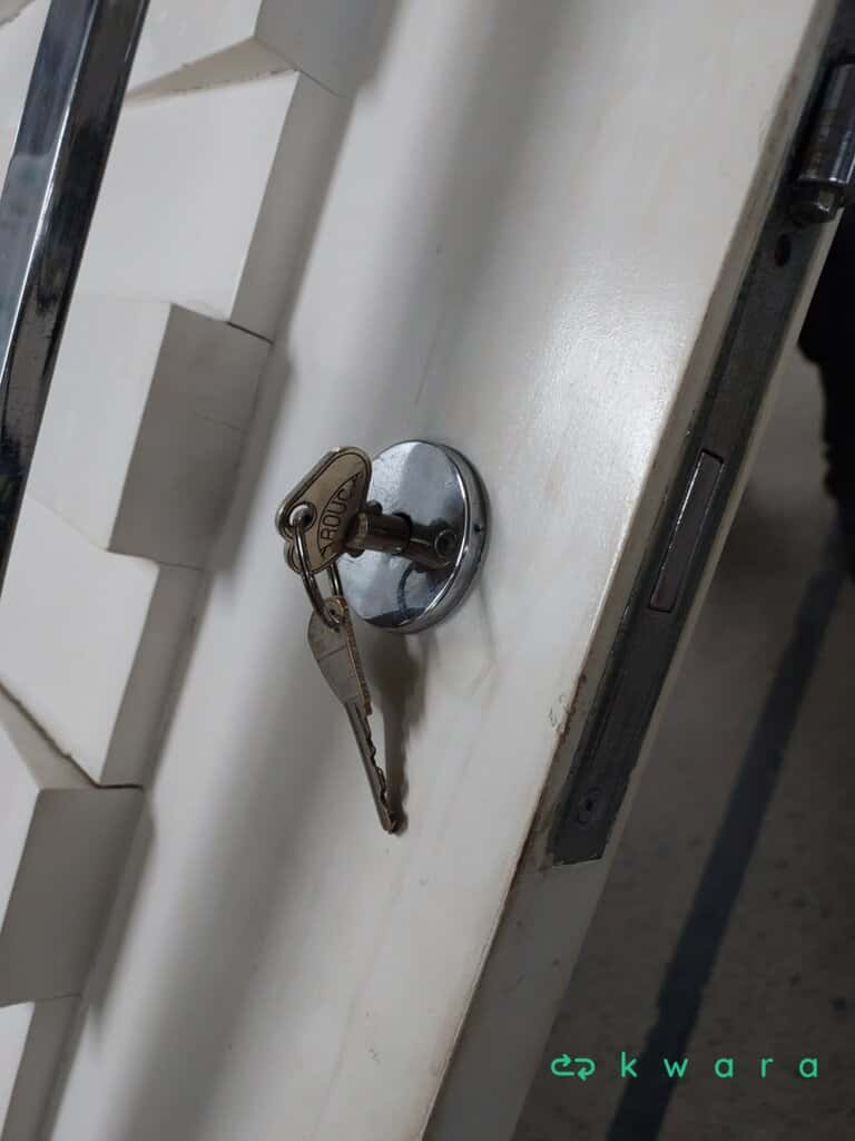 Porta com puxador em metal, batente e guarnição - foto 6