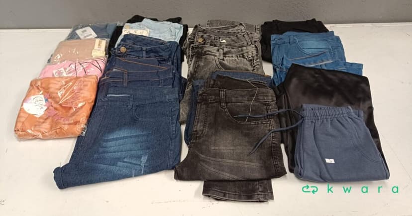 Aprox 170 Peças de Roupas - Calca jeans, camisetas femininas e masculinas, bobojaco, calça masculina e feminina e roupas infantis. - foto 3