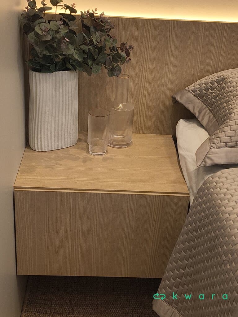 Armário com 4 portas espelhadas, 5 gavetas e módulo de madeira com mesa de canto - foto 3