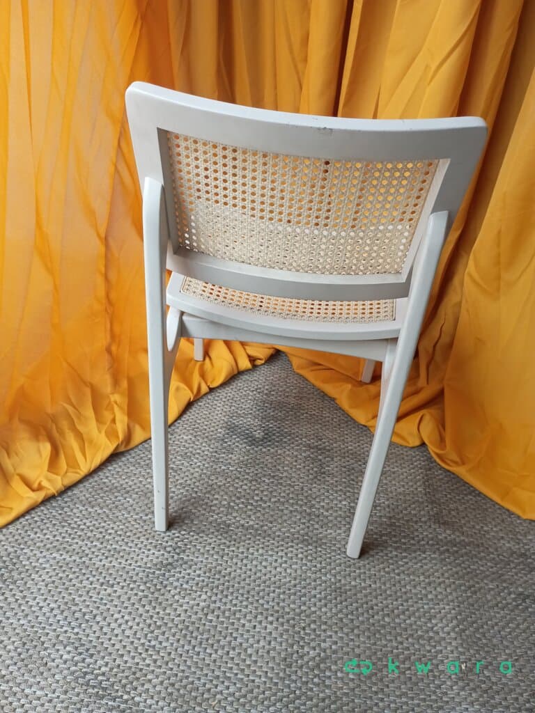 Cadeira de Palinha, estrutura de madeira maciça, laqueada de branco. - foto 3