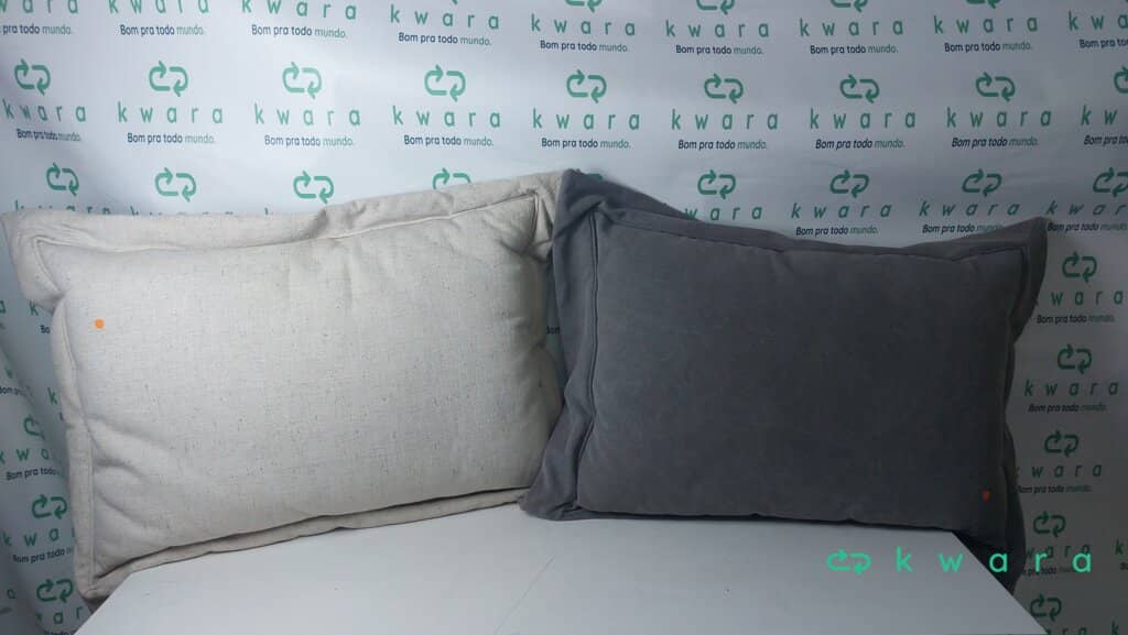 2 Travesseiros, 2 peseiras e almofada - foto 1