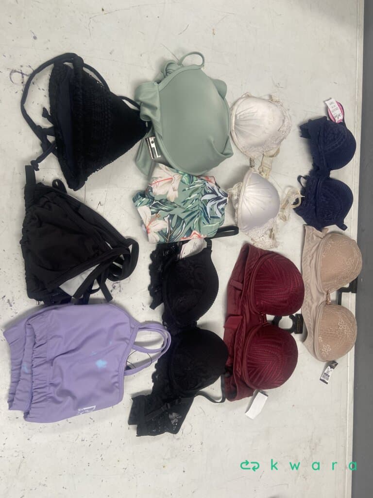 Aprox. 300 Itens - Livros, calças jeans, blusas de frio, salto alto com brilho, tênis, camisetas unissex, roupas íntimas e outros itens - foto 2