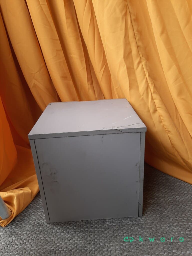 Mesa de cabeceira com gaveta - foto 3