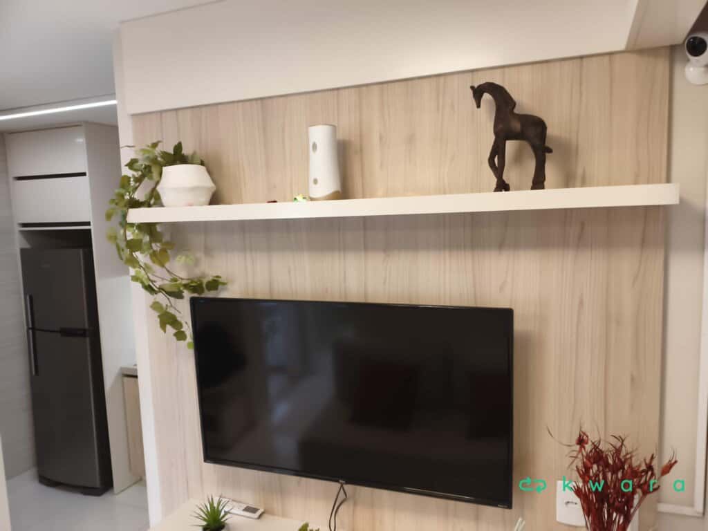 Painel e rack com 3 gavetas (não inclui itens de decoração e televisor) - foto 3