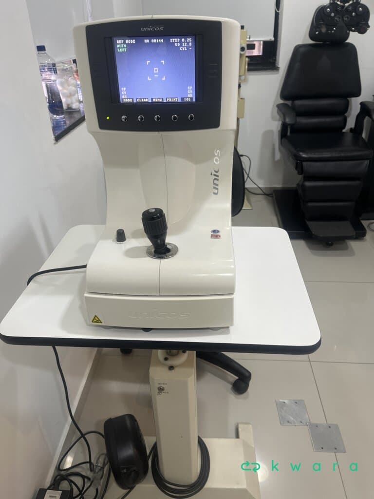 Auto refrator URK-700 -110-240v e mesa de apoio - foto 2