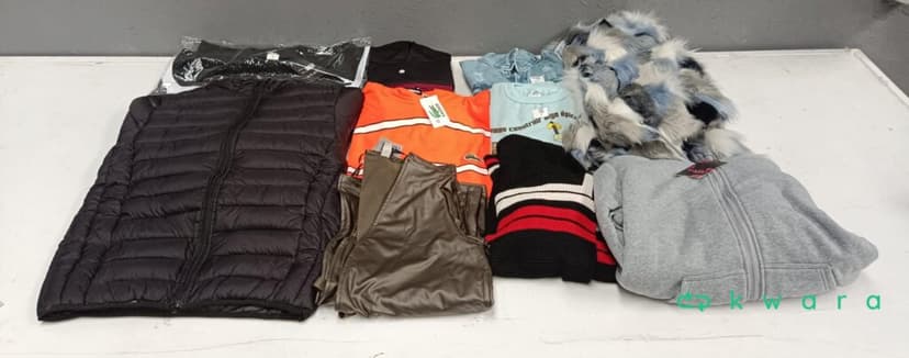 Aprox 170 Peças de Roupas - Calca jeans, camisetas femininas e masculinas, bobojaco, calça masculina e feminina e roupas infantis. - foto 1