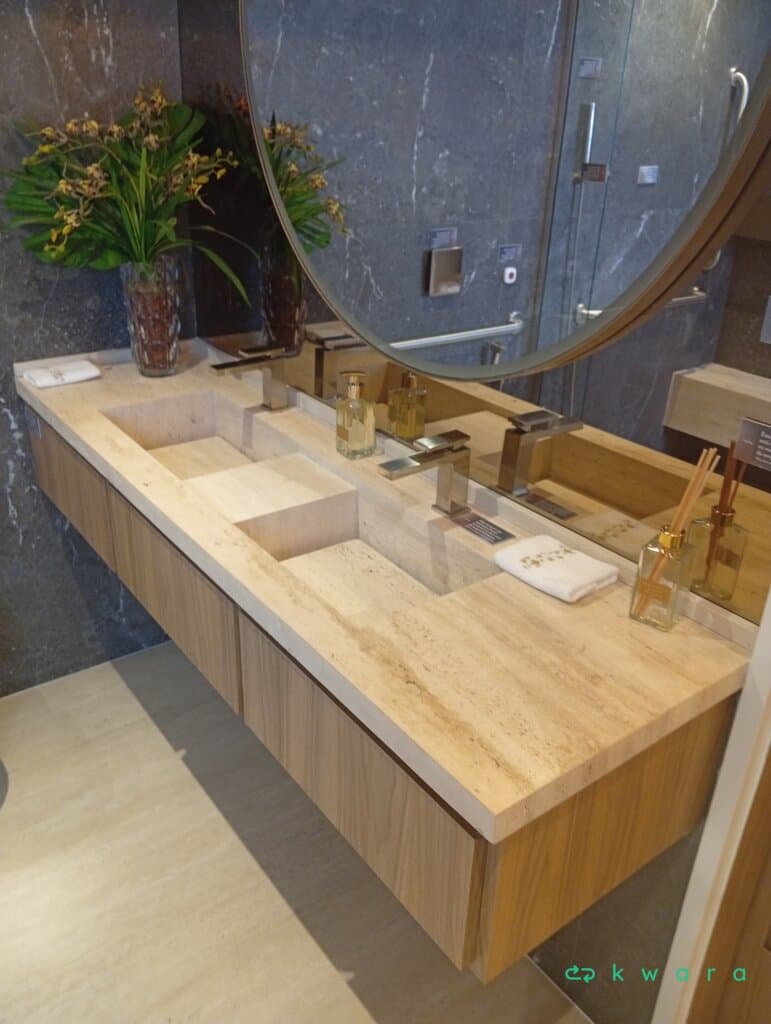 Pedra com 2 cubas esculpidas, gabinete com portas falsas e banco em pedra (não inclui decoração e torneiras) - foto 2